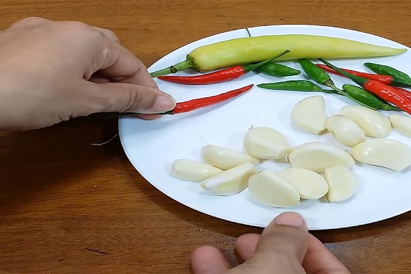 Sơ chế tỏi ớt ngâm măng