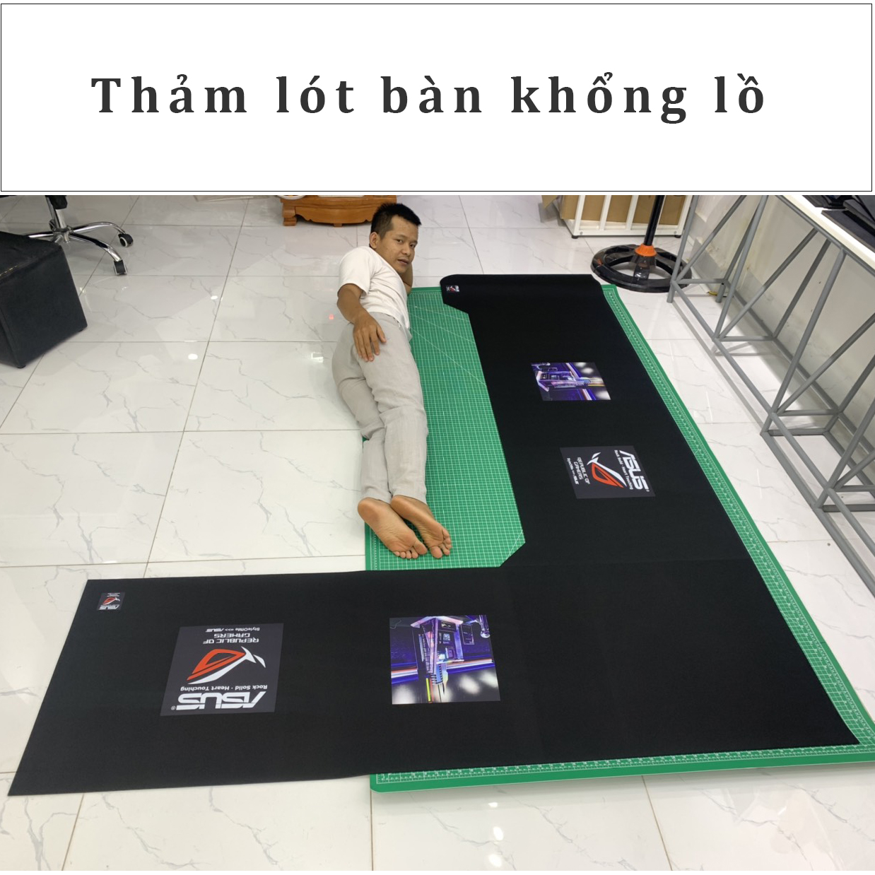 Thảm lót bàn đen trơn không in nội dung.