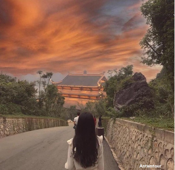 Hành lang chùa Tam Chúc