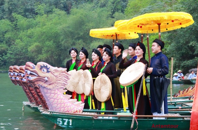 Biểu diễn nghệ thuật tại lễ hội
