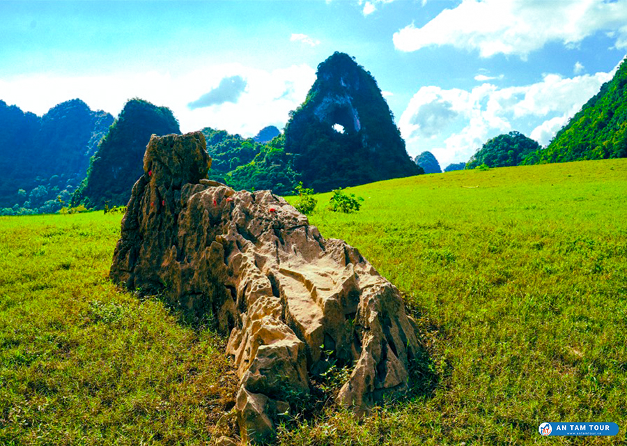 Núi Mắt Thần