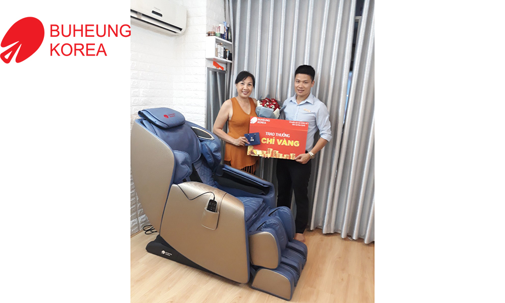 Chúc mừng cô Liên (Quận 10 - TP.HCM) nhận 2 chỉ vàng 9999 khi mua ghế massage Buheung MK-6700