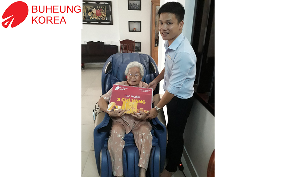 Chúc mừng gia đình anh Cường (Quận 11, TP.HCM) nhận 2 chỉ vàng khi mua ghế MK-6700