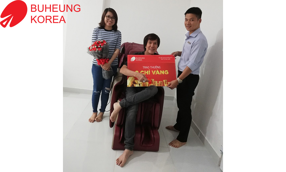 Chúc mừng anh Qúy - chị Hằng (Quận 1 - TP.HCM) nhận 2 chỉ vàng 9999 khi mua ghế massage Buheung MK-6700