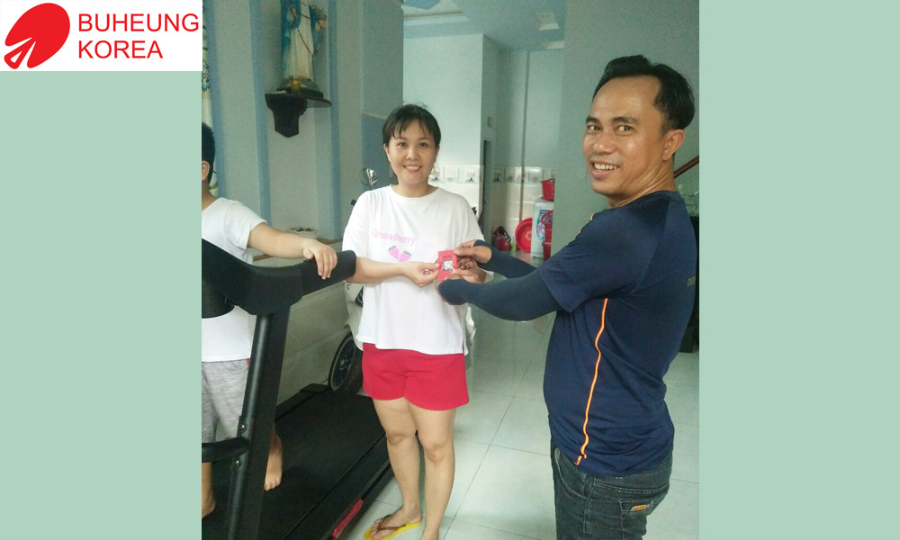 Chúc mừng anh Tuấn nhận phần quà 1 chỉ vàng 9999 khi mua máy chạy bộ AT-90