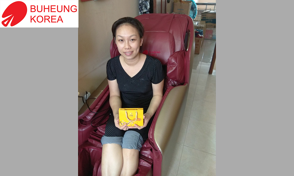 Chị Ngọc - Tân Bình - TP.HCM nhận ngay 2 chỉ vàng khi mua ghế massage MK-6700