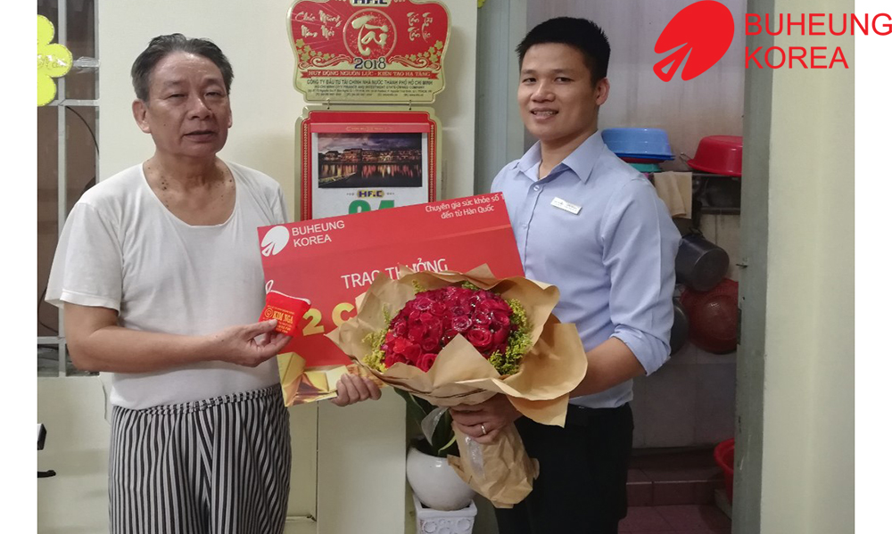 Chúc mừng Chú Lý (Đường 3/2 - Quận 10) nhận 2 chỉ vàng 9999 từ Buheung Korea