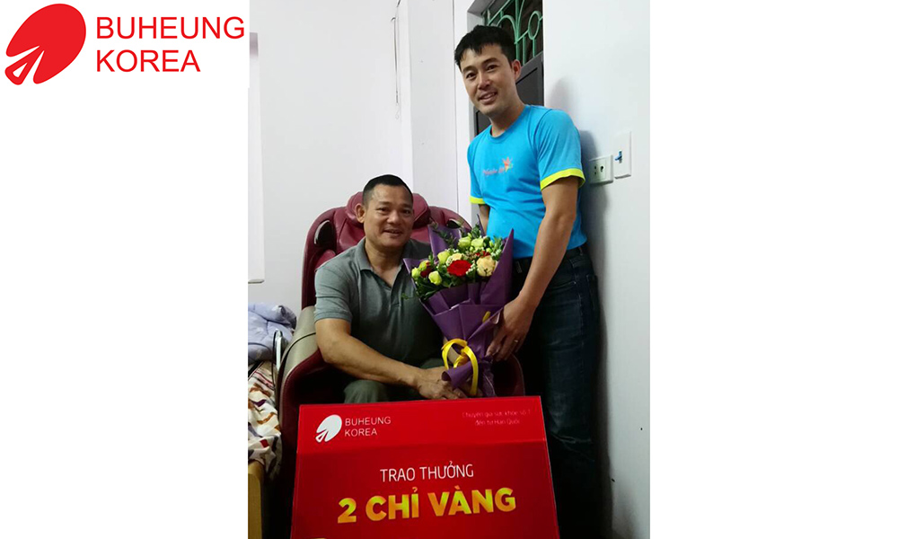 Chúc mừng gia đình chị Giang (Sơn Tây, Hà Nội) nhận 2 chỉ vàng khi mua ghế MK-6700