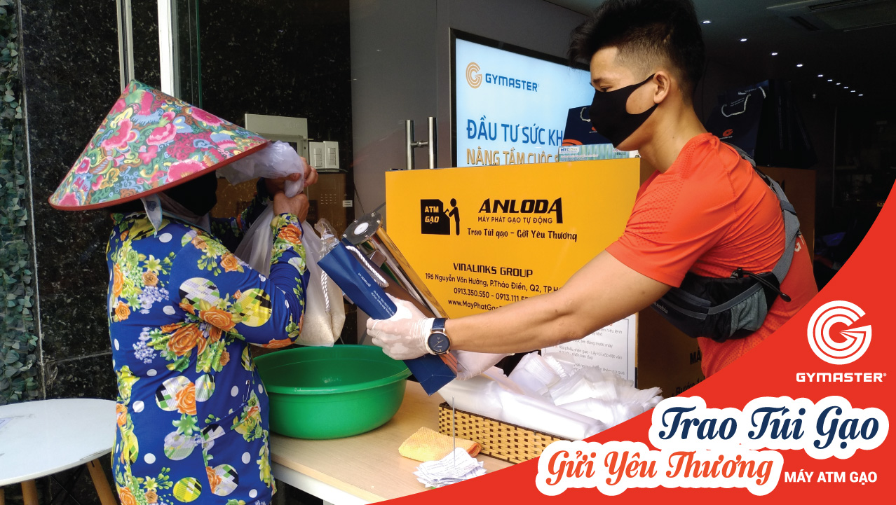 BÀ CON VUI MỪNG NHẬN QUÀ TỪ MÁY ATM GẠO TẠI GYMASTER