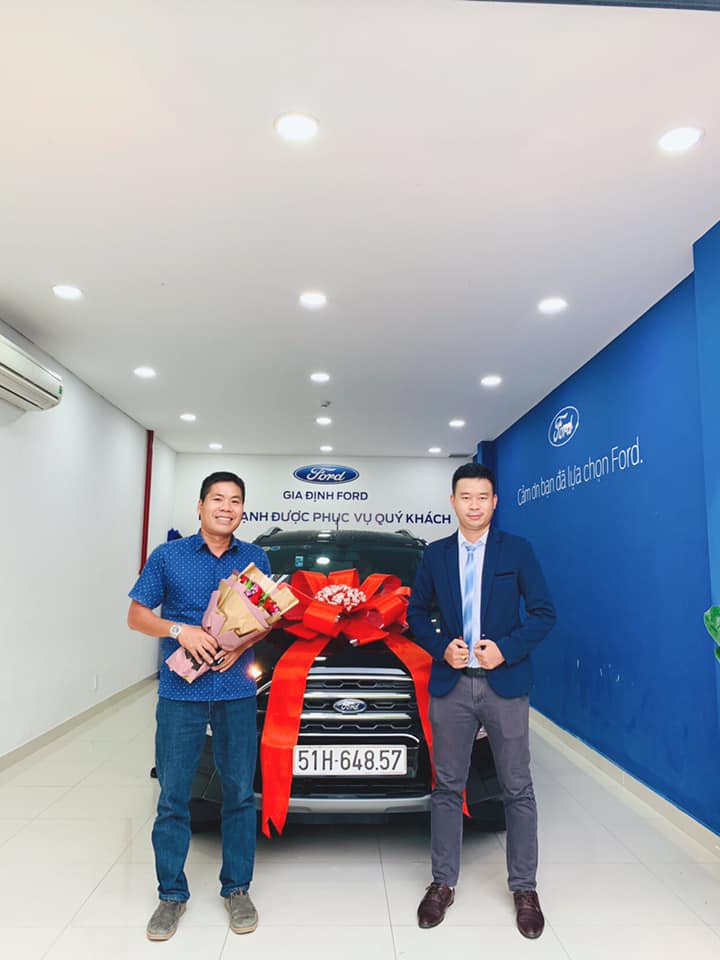 giao xe ford ecosport titanium 1.5 màu đen