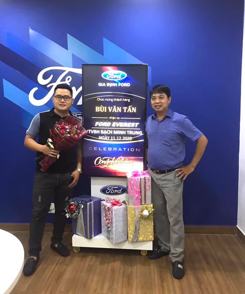 Giao xe Ford Everest Titanium 4x2 màu Đen