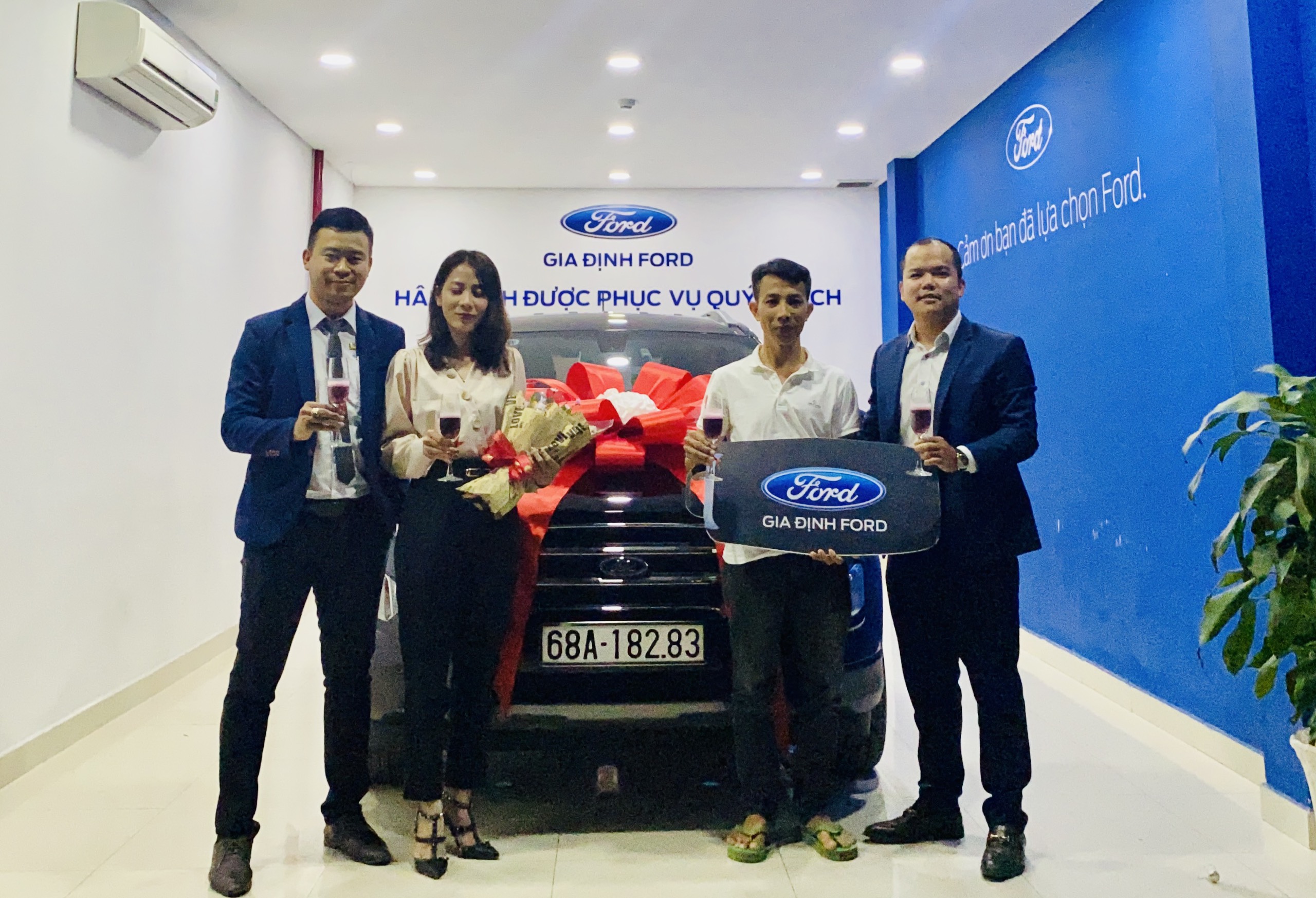 giao xe ford ecosport titanium 1.5 mẫu mới màu đen tại Gia Định Ford