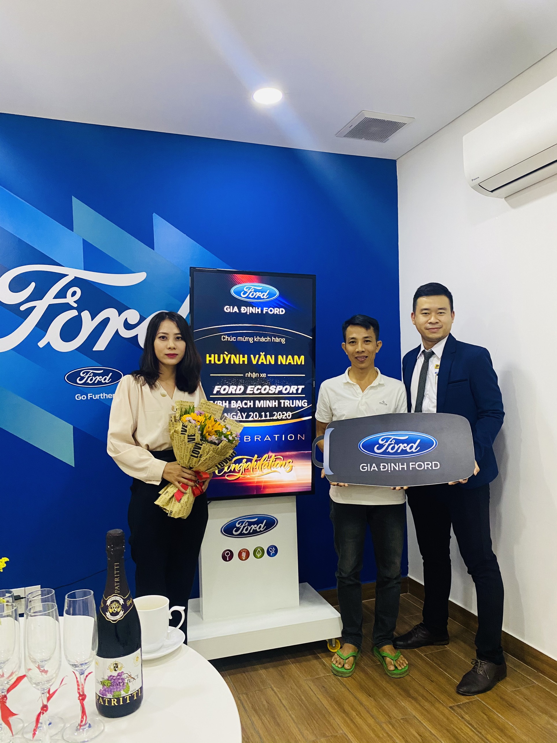 giao xe ford ecosport titanium 1.5 mẫu mới màu đen tại Gia Định Ford