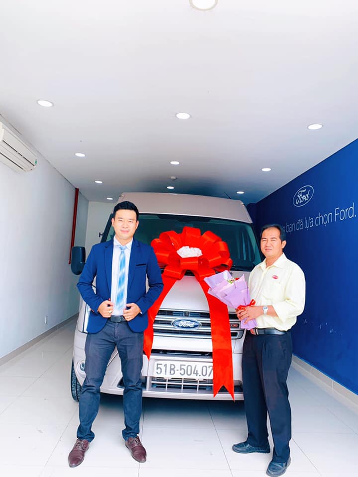 Giao xe Ford Transit SVP 2020 Màu Bạc Ánh Hồng