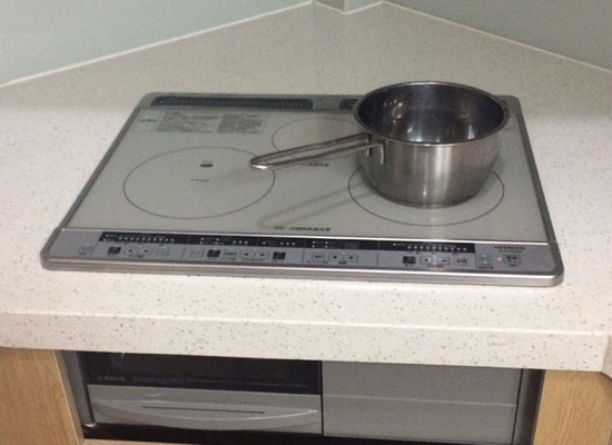 Mặt bếp làm bằng ceramic chống xước, chịu lực, chịu nhiệt