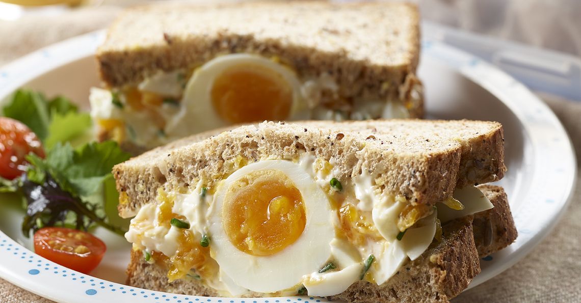 Thực đơn giảm cân cho học sinh - Bánh mì nâu kẹp trứng luộc