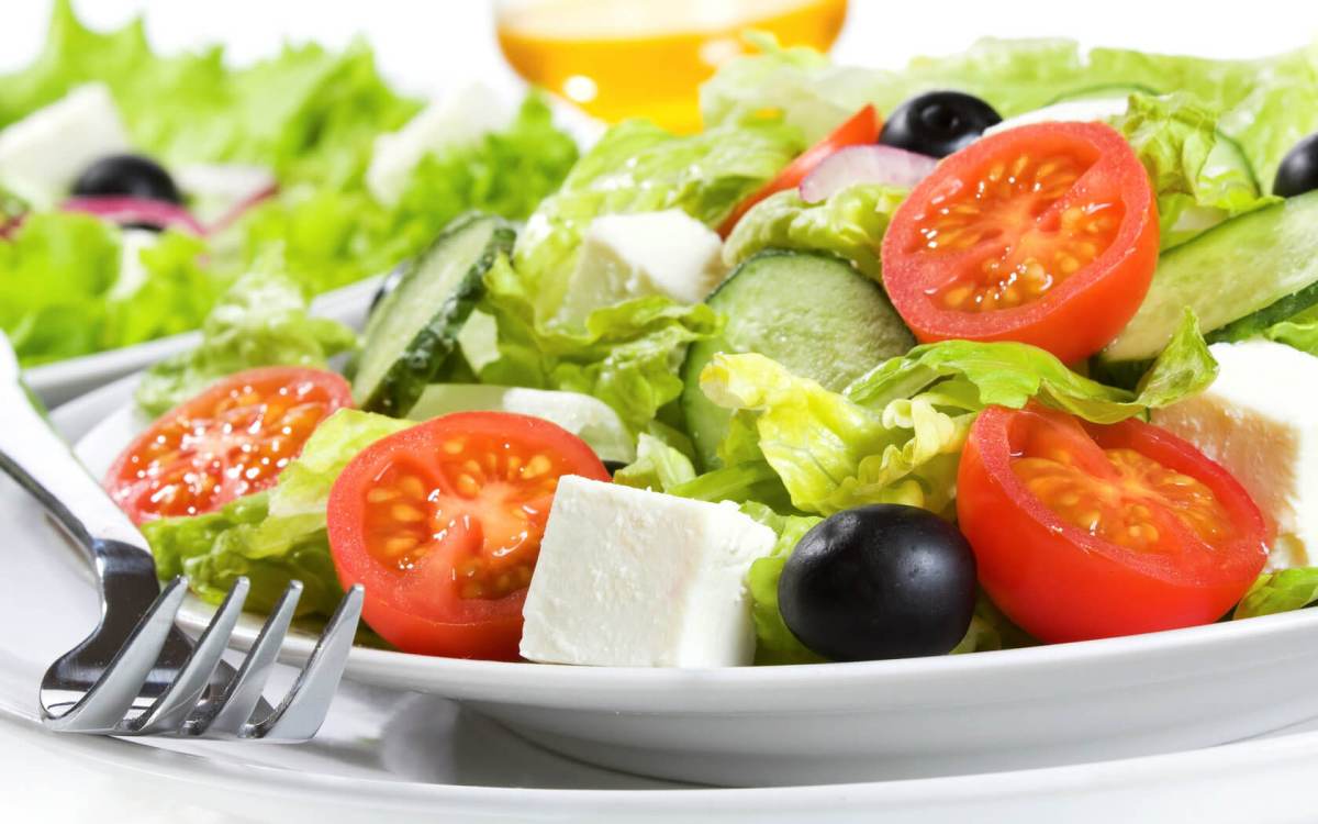 Thực đơn Keto hạn chế cân nặng Nhanh - Salad trộn dầu olive
