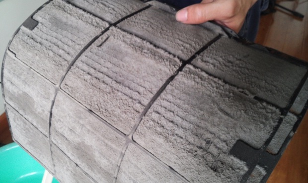 Vệ sinh tấm lọc bụi điều hòa đúng cách giúp tiết kiệm điện hiệu quả Vệ sinh tấm lọc bụi điều hòa đúng cách giúp tiết kiệm điện hiệu quả