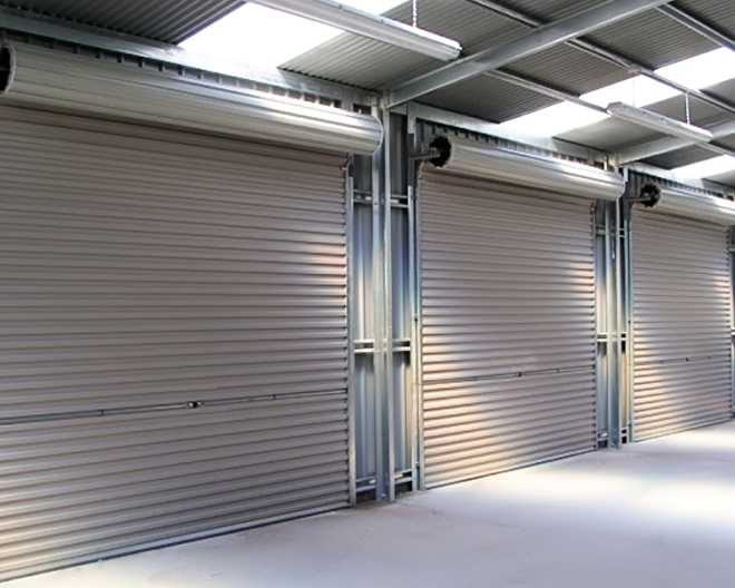 Điểm giống và khác nhau của cửa cuốn tấm liền và cửa cuốn khe thoáng