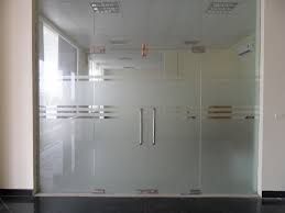 Thiết kế văn phòng làm việc hiện đại với cửa kính thủy lực