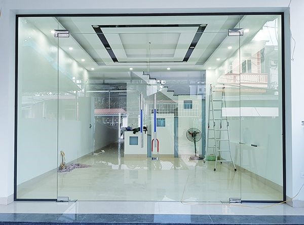 Cửa kính cường lực vừa có tính thẩm mỹ lại có độ bền rất cao, cách âm, cách nhiệt tốt.