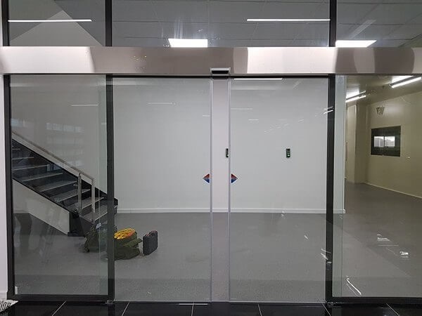 Một mẫu cửa kính cường lực do Việt Phong thi công.