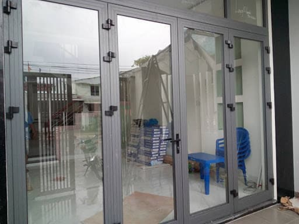 Một mẫu cửa nhôm Xingfa 4 cánh mở quay.