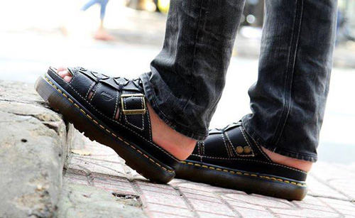 Dép Doctor Martens Cục mịch,