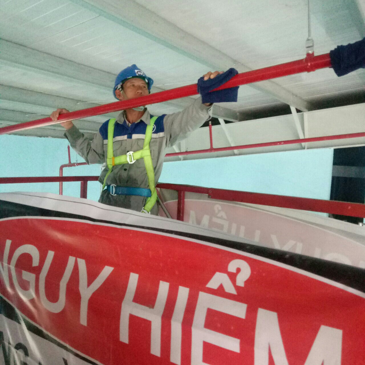 An toàn lao động trong vệ sinh nhà xưởng và những điều cần lưu ý