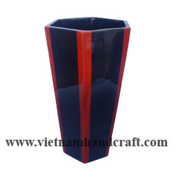 Lacquered wood dry flower vase in black & red Lacquered wood dry flower vase in black & red