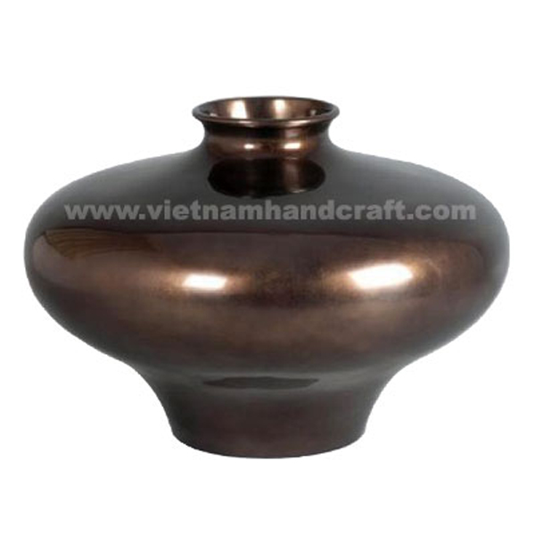 Ceramic lacquerware vase in silver metallic bronze Ceramic lacquerware vase in silver metallic bronze