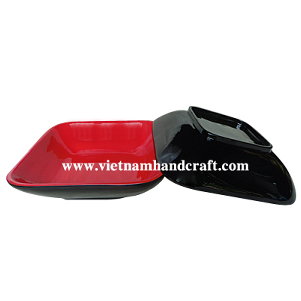 Lacquered fruit bowl in black & solid red Lacquered fruit bowl in black & solid red