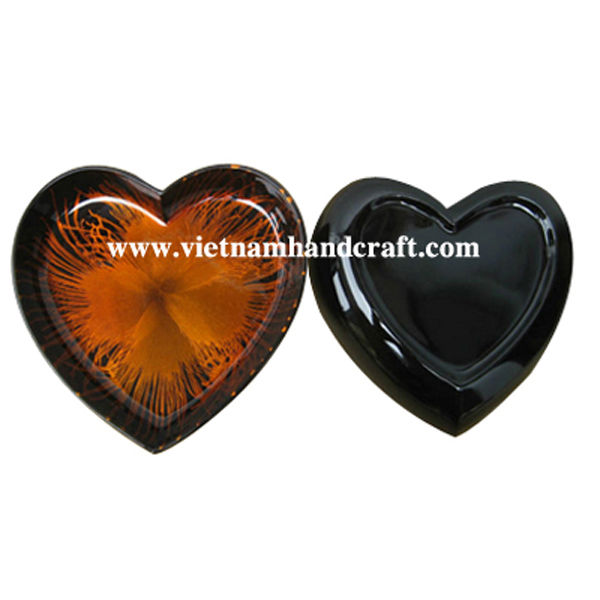 Heart-shaped black lacquered dish with hand-painted orange fireworks Heart-shaped black lacquered dish with hand-painted orange fireworks