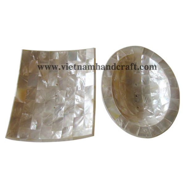 Set of 2 lacquered soap dishes inlaid with mother of pearl Set of 2 lacquered soap dishes inlaid with mother of pearl