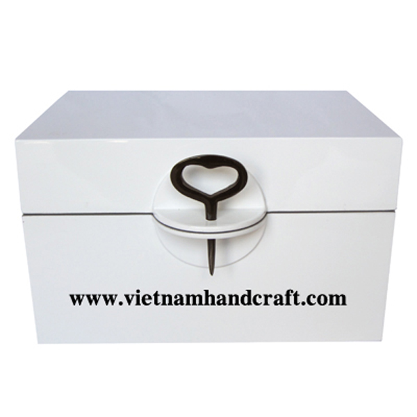 Lacquer wooden jewelry box with black buffalo horn pin Lacquer wooden jewelry box with black buffalo horn pin