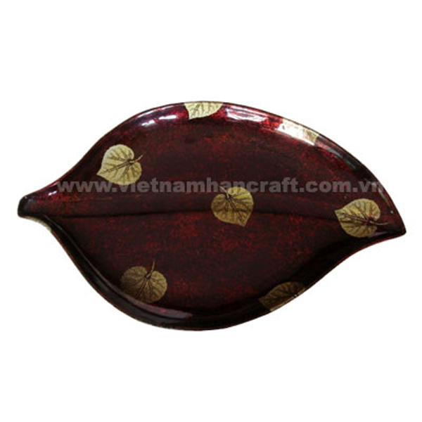 Leaf-shaped lacquer plate in silver metallic red on black background and with hand-painted gold leaves Leaf-shaped lacquer plate in silver metallic red on black background and with hand-painted gold leaves