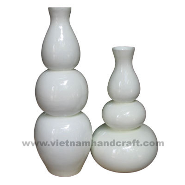 Lacquered ceramic vase in solid white Lacquered ceramic vase in solid white