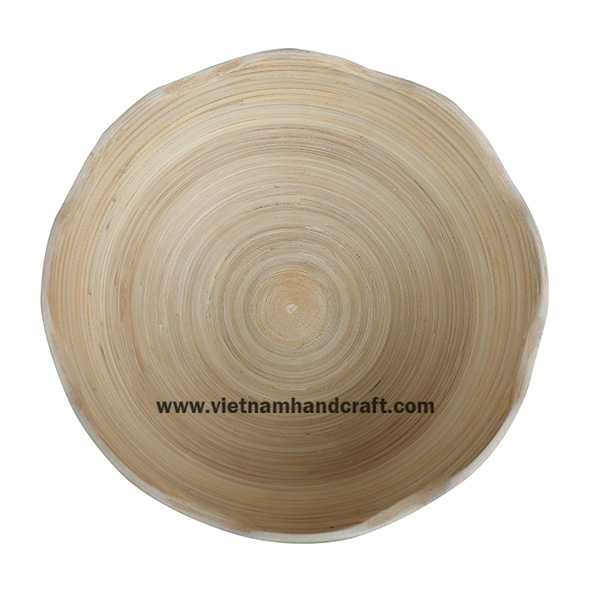 Flower-shaped spun bamboo. Inside in natural bamboo, outside hand lacquered in dark green Flower-shaped spun bamboo. Inside in natural bamboo, outside hand lacquered in dark green