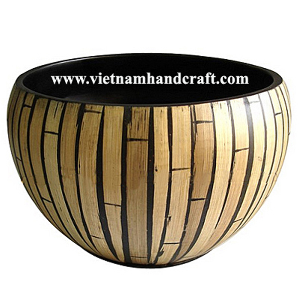 Handmade black bamboo storage bowl with natural bamboo strips outside Handmade black bamboo storage bowl with natural bamboo strips outside