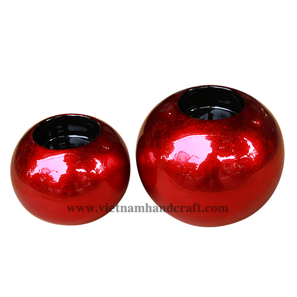 Lacquered wooden T-light holder in black & red silver Lacquered wooden T-light holder in black & red silver
