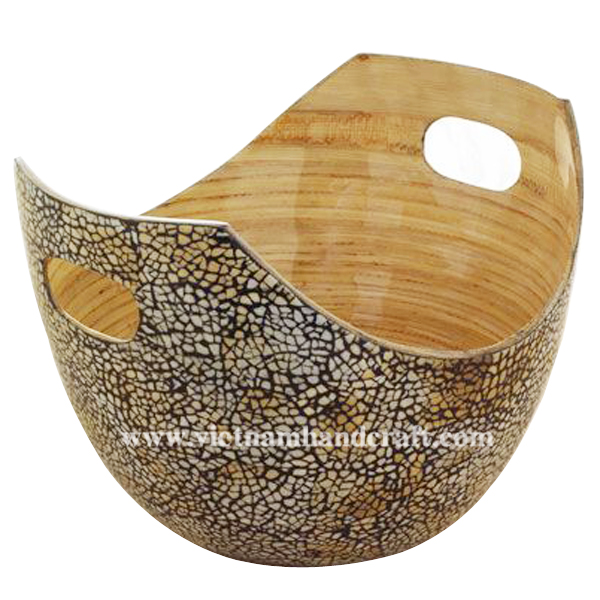 Lacquered bamboo bowl. Inside in natural bamboo, outside with brown eggshell inlay Lacquered bamboo bowl. Inside in natural bamboo, outside with brown eggshell inlay