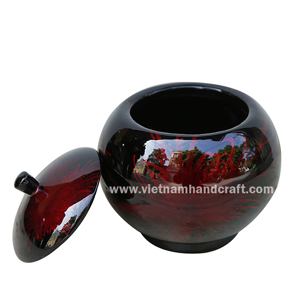 Round black lacquered candy box with handpainted red fireworks Round black lacquered candy box with handpainted red fireworks
