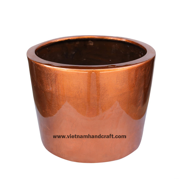 Handmade lacquered ceramic planter in silver metallic bronze Handmade lacquered ceramic planter in silver metallic bronze