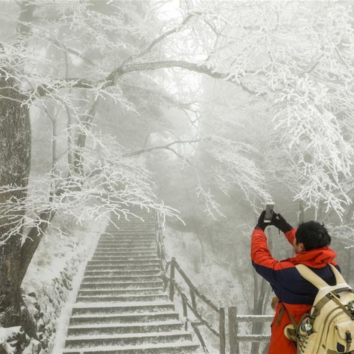 ❄️ 30 CHIẾC VISA TRUNG QUỐC SẴN SÀNG XUYÊN KHÔNG CUỐI TUẦN NÀY ĐỂ NGẮM TUYẾT NƠI THÀNH CỔ! 🏰