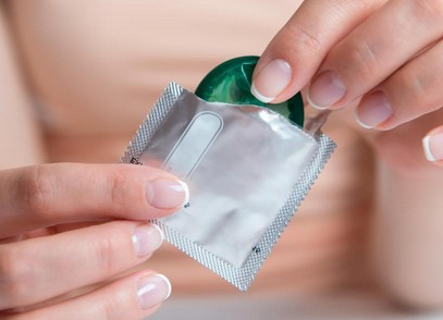 Hướng dẫn đeo bao cao su đúng cách trước khi quan hệ tình dục