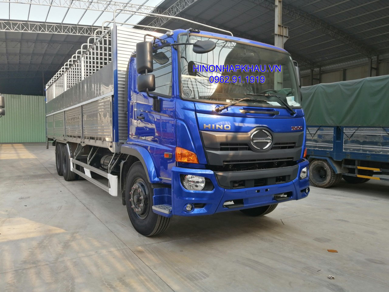 Bửng nâng mui bạt Hino 15 Tấn là một tính năng vượt trội của chiếc xe tải này, giúp bạn dễ dàng vận chuyển các loại hàng hóa có kích thước lớn mà không gặp khó khăn. Hãy xem hình ảnh chi tiết về tính năng này để hiểu thêm về sự tiện dụng của xe tải Hino.