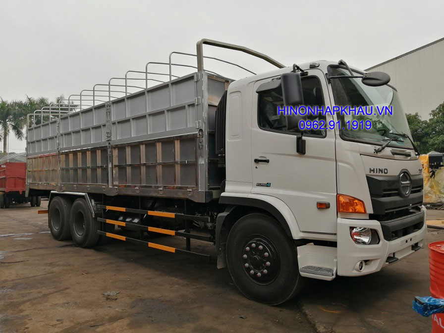 Khám phá hình ảnh giá xe tải Hino 16 tấn 3 chân, một chiếc xe vận tải đa chức năng với hiệu suất và độ bền vượt trội. Với khả năng vận chuyển hàng hóa lớn và động cơ mạnh mẽ, chiếc xe này sẽ giúp bạn hoàn thành tốt các nhu cầu vận chuyển của mình trong những điều kiện địa hình khắc nghiệt.