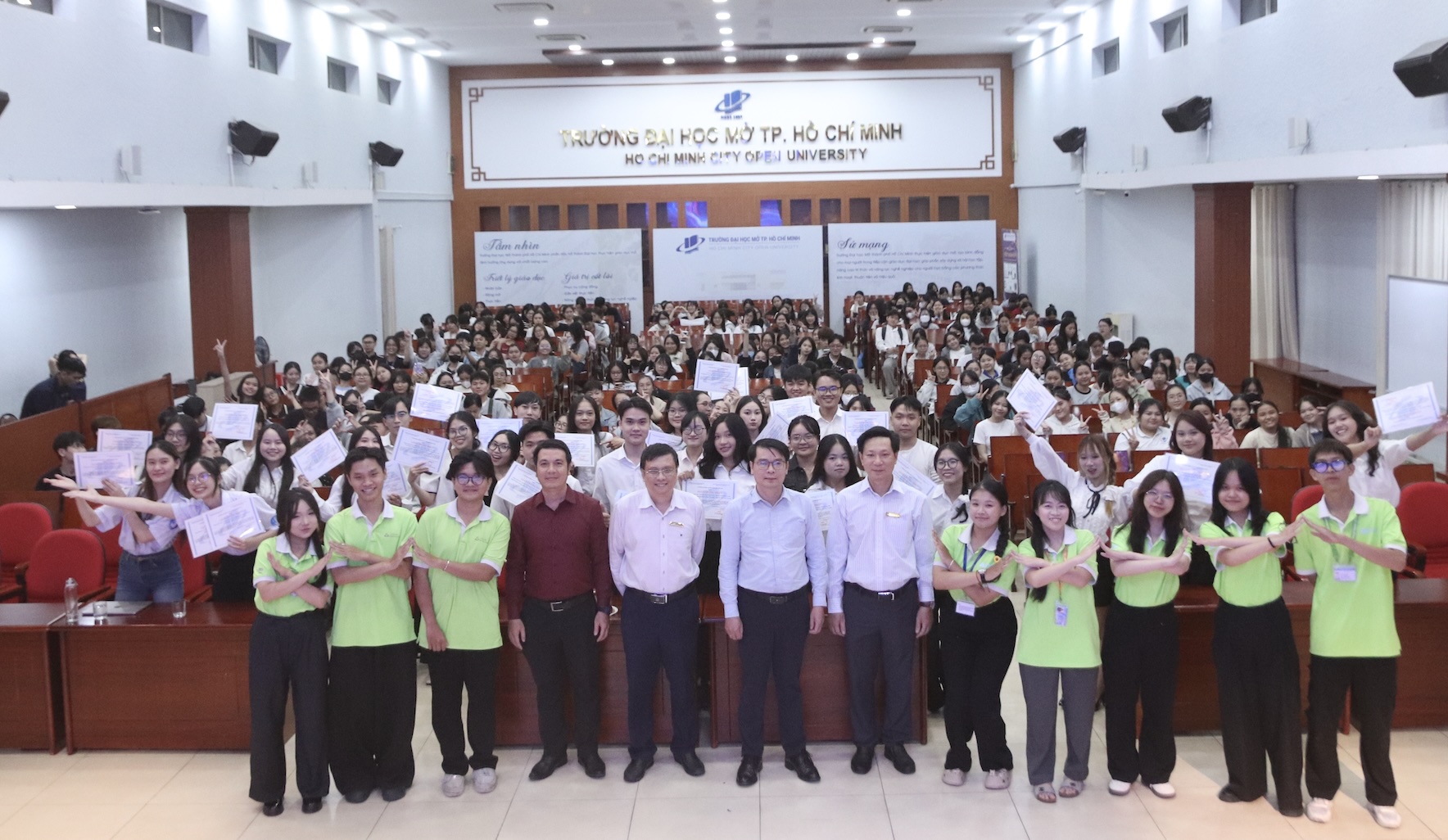 Hơn 400 sinh viên TP.HCM tìm cảm hứng nghiên cứu khoa học từ thực tiễn