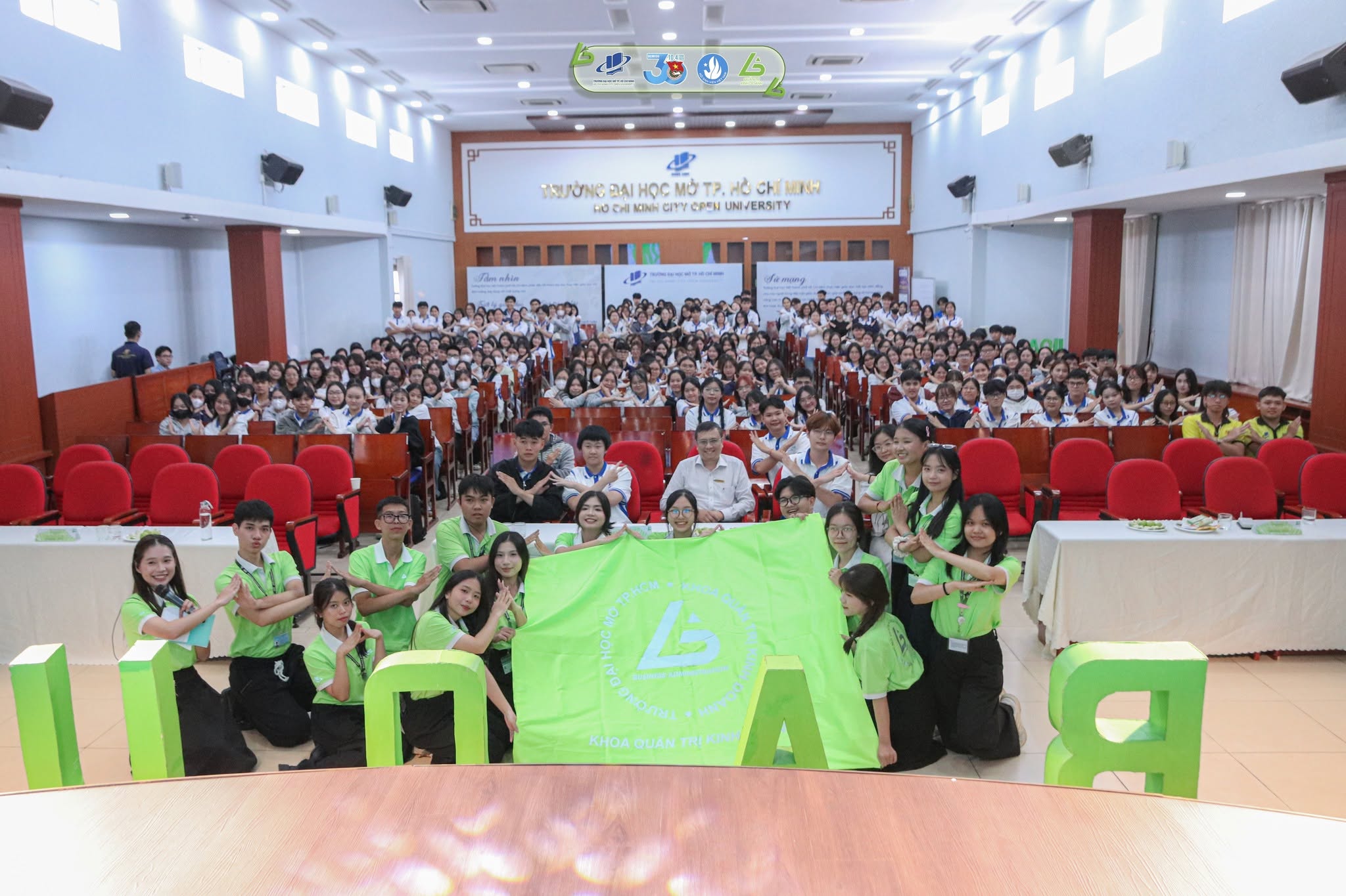 KHOA QUẢN TRỊ KINH DOANH TỔ CHỨC THÀNH CÔNG CHUỖI SINH HOẠT ĐẦU KHÓA CHÀO ĐÓN GẦN 800 TÂN SINH VIÊN KHÓA 2026