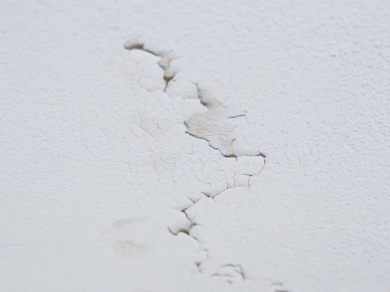 Nguyên nhân và cách khắc phục trần nhà bị nứt hiệu quả